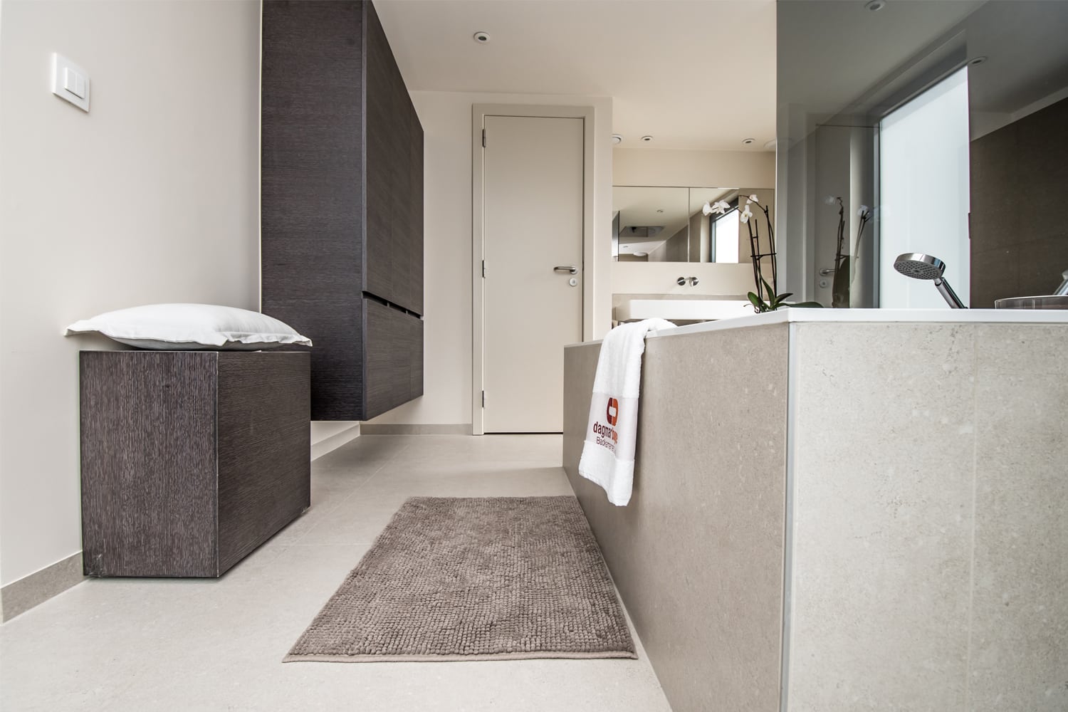 Modern bad in een lichtrijke badkamer
